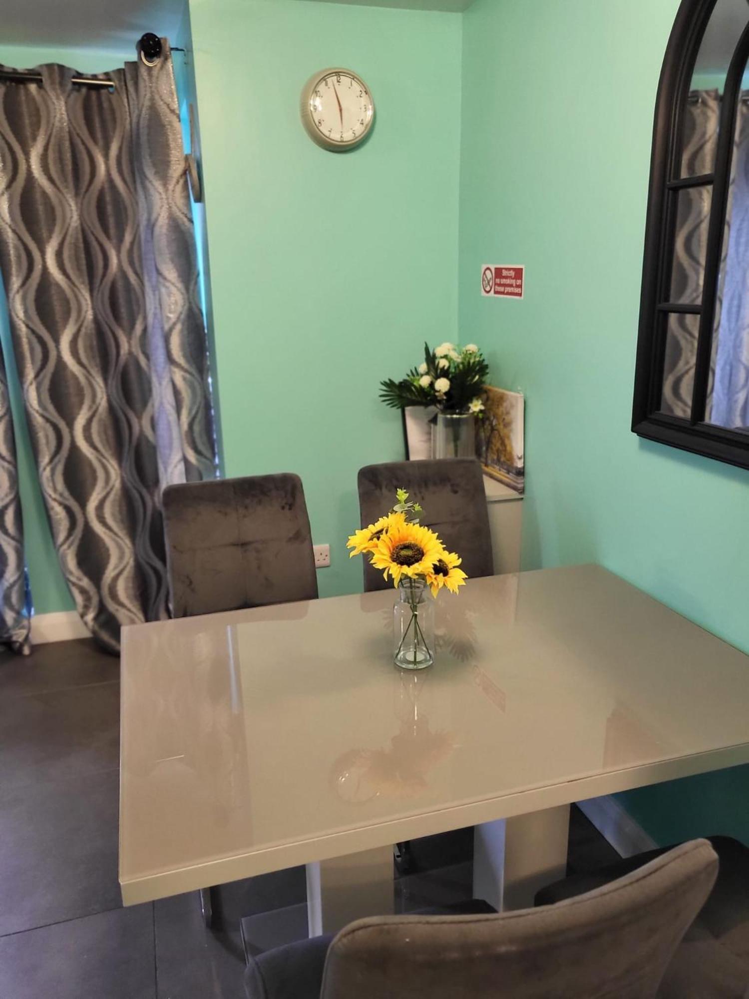 Lovely 2- Bedroom Apartment In 贝尔法斯特 外观 照片